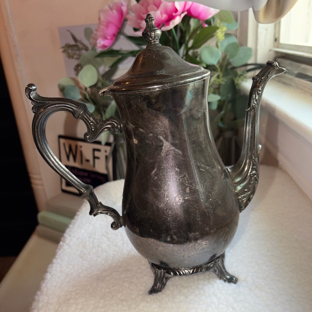 Vintage WM Rogers silverplate ornate footed teapot or coffee pot - Picture 2 of 9